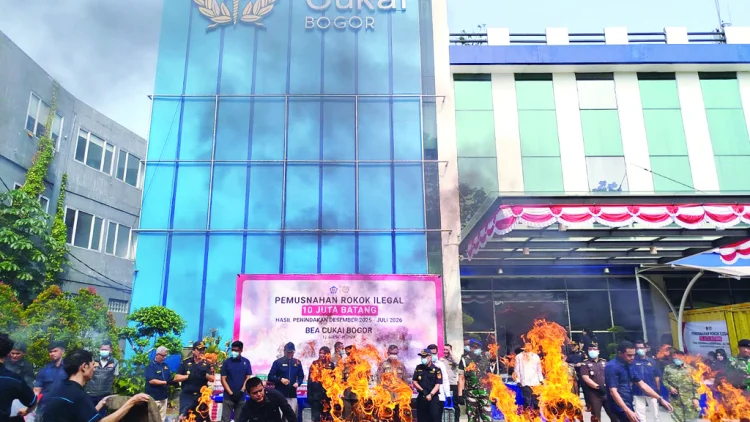Rokok dan Kain Ilegal Rp15 Miliar Dimusnahkan
