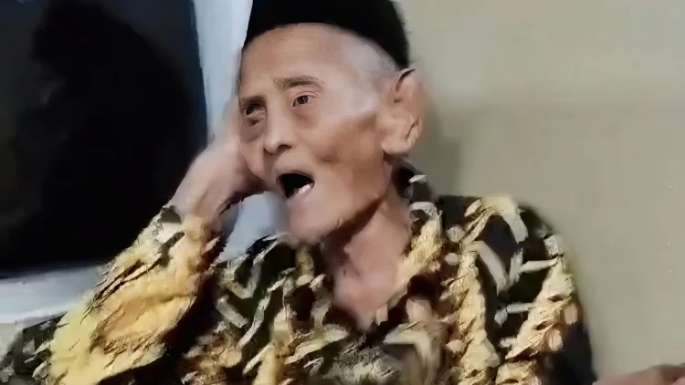 Viral Kakek Azan di Dalam Kereta Karena Dikira Hujan dan Petir