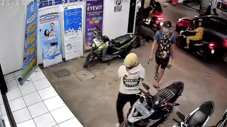 Perempuan di Cimahi Tengah Diserang OTK, Aksi Pelaku Terekam CCTV