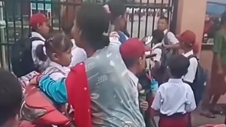 Gerbang Sekolah Dikunci Karena Siswa Terlambat, Orang Tua Murid di Medan Protes