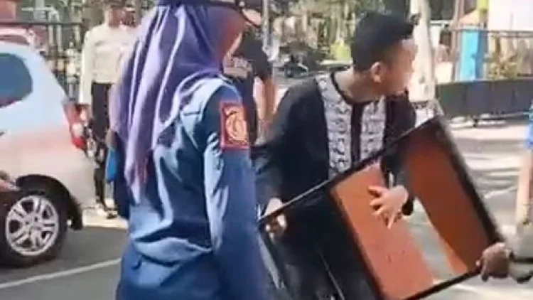 Jari Remaja Bandung Terjepit di Kursi Kayu, Damkar Turun Tangan