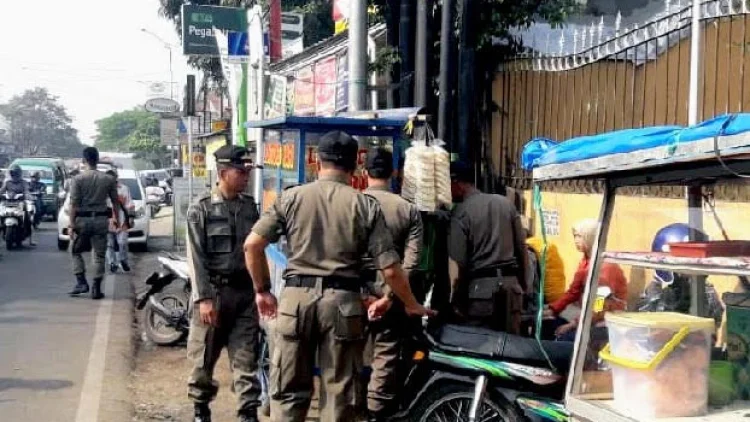 Satpol PP Cimahi Amankan Gerobak hingga Kompor PKL di Zona Terlarang