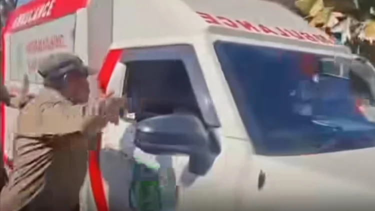 Ambulans Tabrak Penonton Karnaval di Pinrang, Oknum Satpol PP Terekam Pukul Sopir