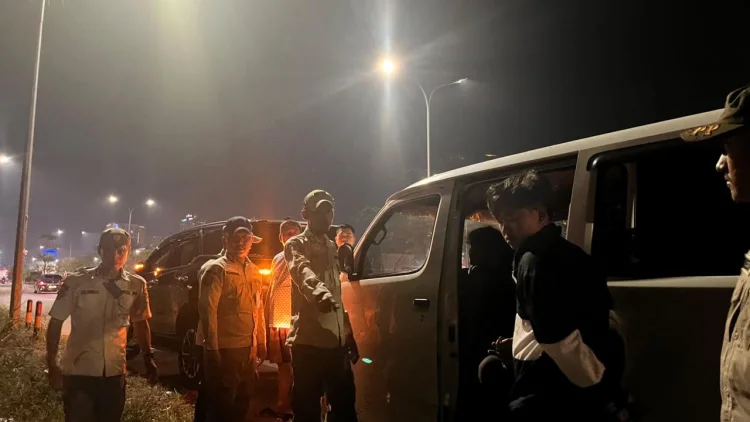 Bupati Karawang Pergoki Truk Buang Sampah Sembarangan di Jalan Interchange