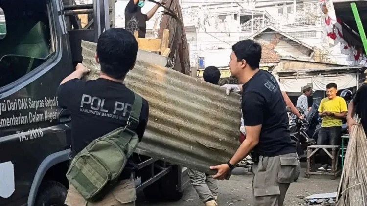 Satpol PP Bongkar 20 Bangunan Permanen di Atas Saluran Air Padalarang