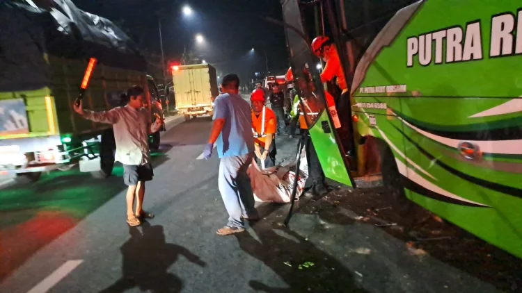 Bus Putra RB Kecelakaan di Nagreg, Satu Penumpang Tewas Terjepit
