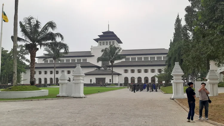 Dedi Mulyadi Ubah Standar Perawatan Gedung Sate, Kini Gunakan Material Heritage