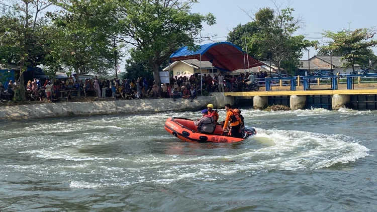 Tolong Istri yang Diduga Bunuh Diri, Ayen Terseret Arus Sungai di Karawang