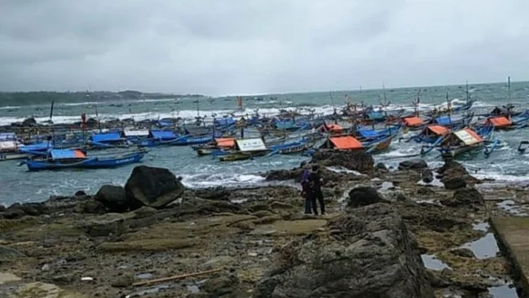 Gelombang Tinggi Melanda Pantai Selatan Cianjur, Nelayan Diminta Tak Melaut