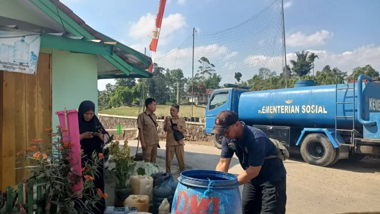 Sumur Mengering, Warga Desa Cikubang Rela Antre Air Bersih