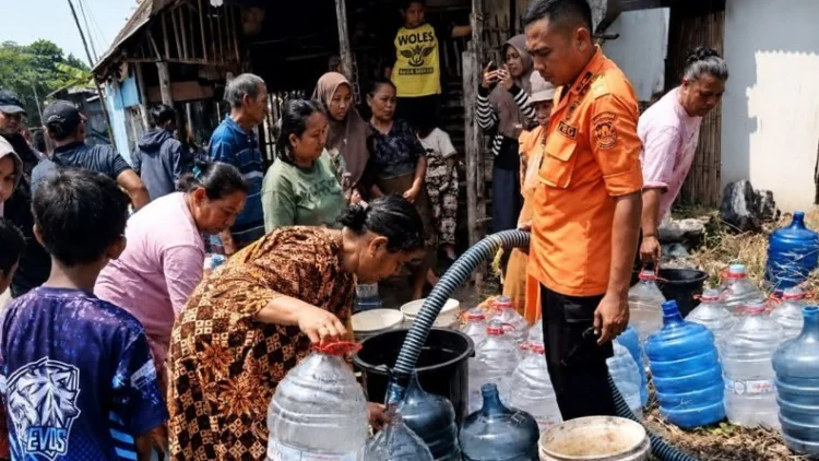Kekeringan Melanda, BPBD Cirebon Salurkan 24.000 Liter Air Bersih