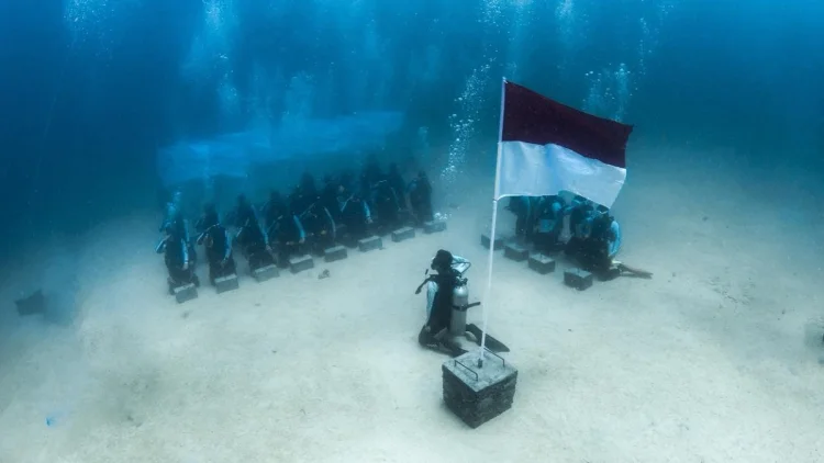 Pertamina Kibarkan Merah Putih di Bawah Laut Sulawesi Utara
