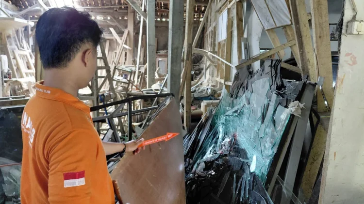 Tertimpa Puluhan Lembar Kaca, Pemilik Usaha Furniture di Tasikmalaya Dilarikan ke RS
