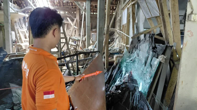 Pemilik Usaha Terluka Dihantam Puluhan Lembar Kaca