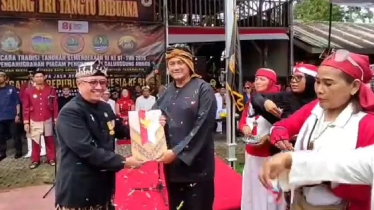 Ratusan Budayawan dan Keturunan Raja Sunda Gelar Upacara HUT ke-81 RI di Galunggung