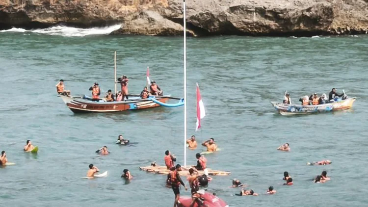 Merah Putih Mengapung di Laut Selatan