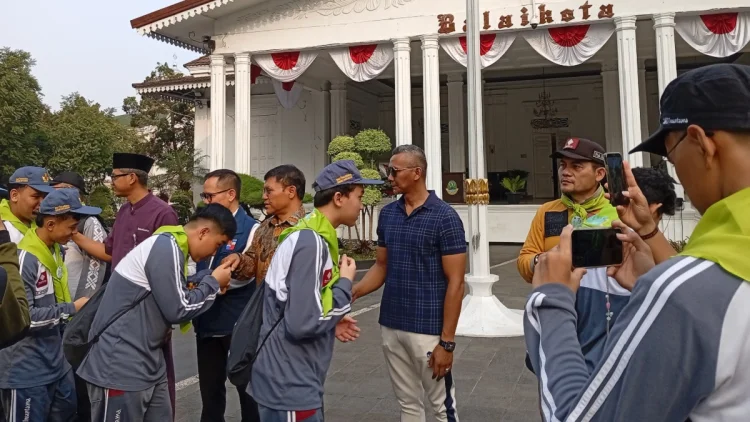 Puluhan Siswa SMA IT Insantama Long March ke Cianjur, Jenal Berikan Motivasi