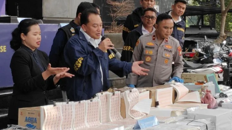 Ini Ciri-ciri Meterai Palsu, Dijilat Bagian Belakangnya Tapi Tidak Nempel 