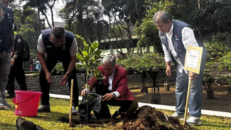 Ribuan Mahasiswa  Menanam Pohon