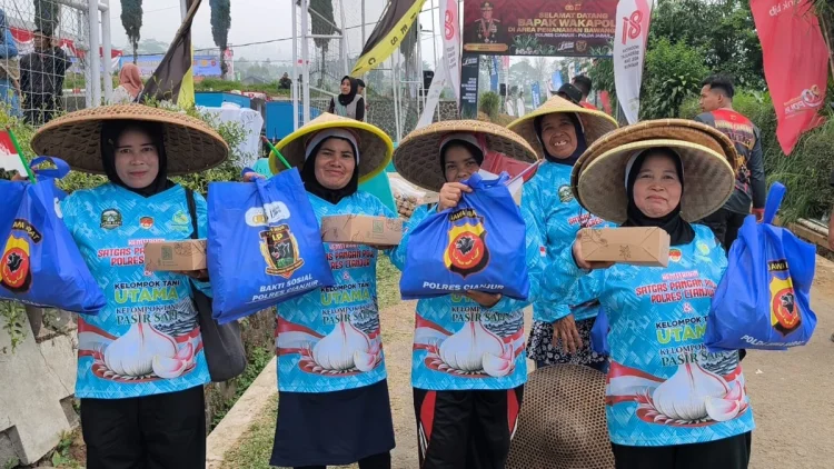 Petani Bawang Putih Cianjur Terima Bansos dari Wakapolri
