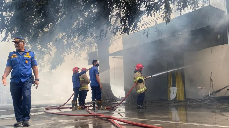 2 Ruko di Jalan Pasundan Karawang Terbakar, Api Diduga Berasal dari Pembakaran Sampah