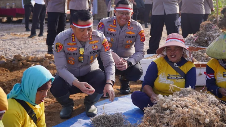 Polresta Bandung Dukung Ketahanan Pangan Nasional dengan Tanam Bawang Putih Serentak