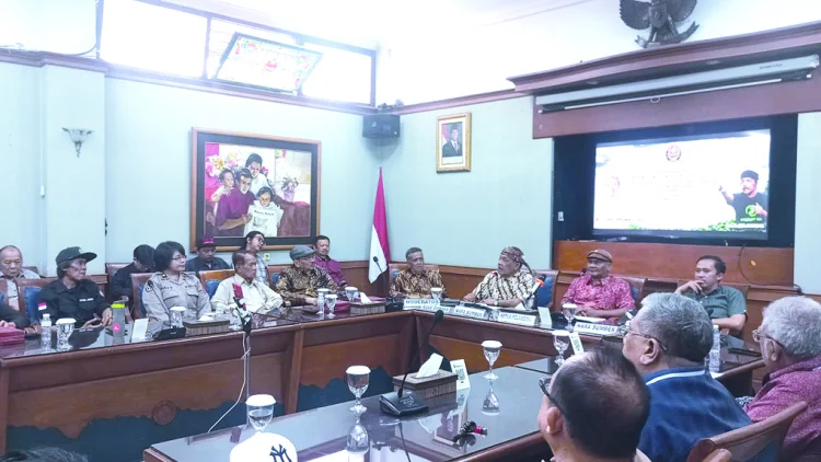 Delapan Puluh Satu Tahun Menimbang Arah