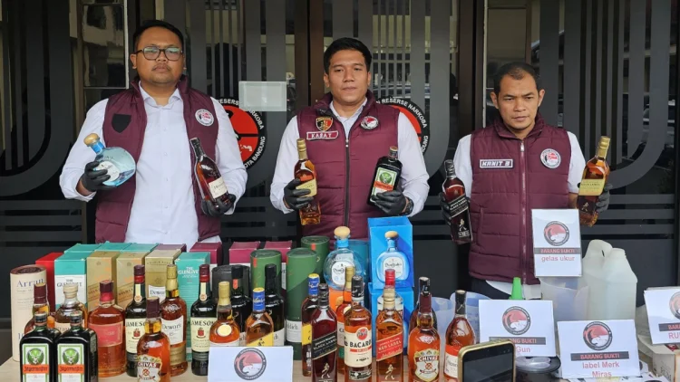 Rumah Produksi Miras Oplosan Dibongkar, 3 Tersangka Diciduk Polresta Bandung