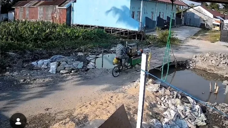 Jembatan Patah, Tukang Bakso Terperosok ke Galian Proyek Gorong-Gorong