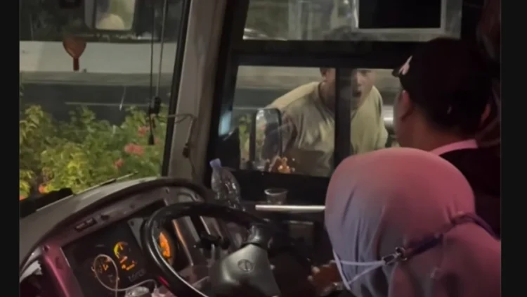 Sopir Truk Tanpa Plat Aksi Bawa Golok Kejar Bus Damri di Tol Jagorawi
