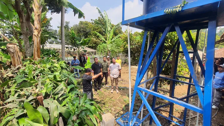 Di Tengah Kekeringan Imbas El Nino, Pither Tjuandys Berikan Bantuan Sumur Bor