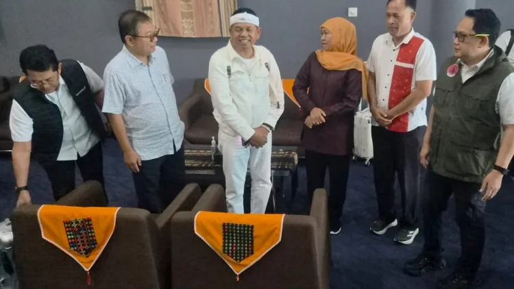 Dedi Mulyadi dan Khofifah Bersua di Labuan Bajo, Bantu Korban Gempa NTT