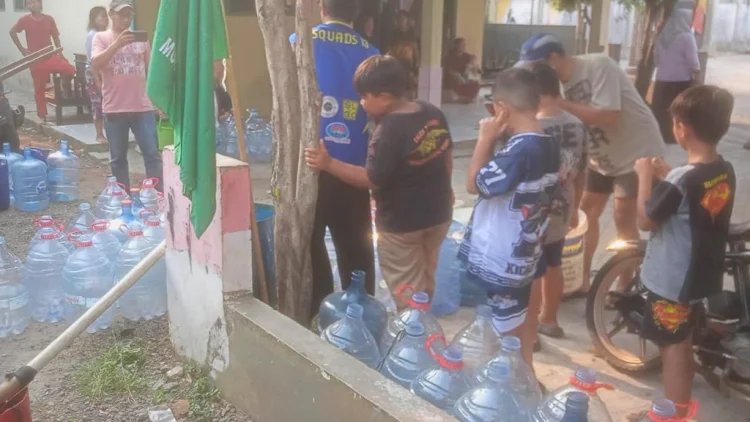 Air Berkurang Bantuan Datang