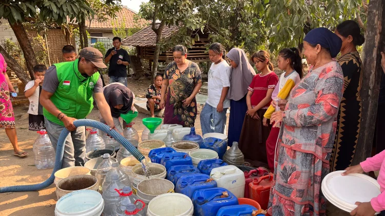 Kekeringan Karawang Meluas, Pupuk Kujang Kirim 32 Ribu Liter Air Bersih