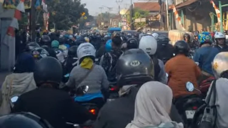 Jalur Batujajar-Cimareme KBB Macet Parah, Perjalanan 20 Menit Jadi 70 Menit