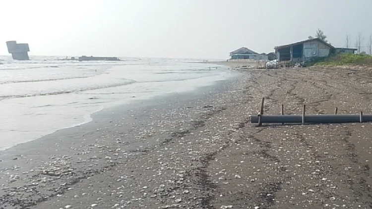 Warga Kaget Bocoran Minyak Sepanjang Pantai, Diduga Bocoran Minyak Proyek Pertamina