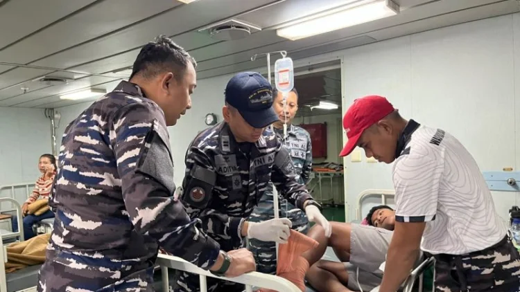 TNI AL Kerahkan KRI dr. Soeharso-990 Bantu Warga Terdampak Gempa NTT