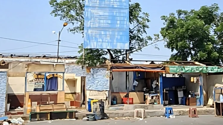 Terminal Cicaheum Warnai Kisah Nurjaman 26 Tahun Jualan, Kini Keliling Pakai Gerobak