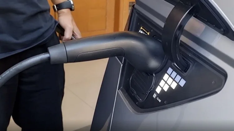 Pelanggan Home Charging di Jabar Tembus 7.125, Daya Kendaraan Listrik Diisi di Rumah