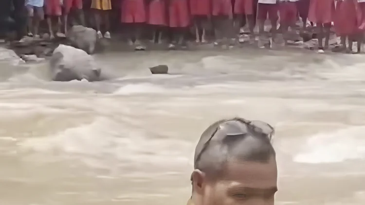 Nyanyikan Yel-yel, Siswa SDN Oelbaf TTU Sambut Kepala Dinas Pendidikan di Tepi Sungai