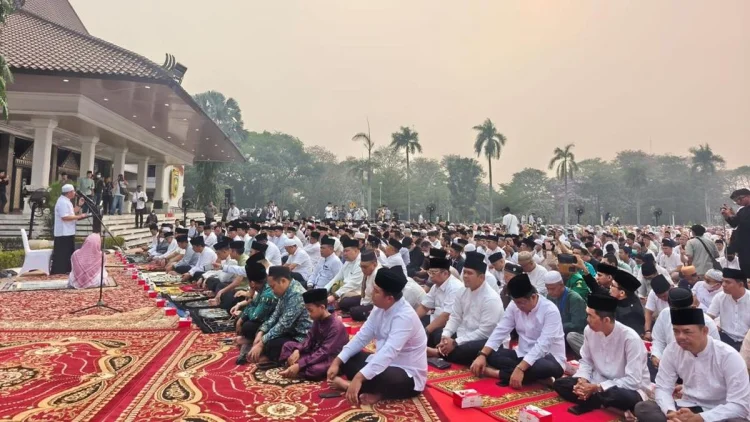3.000 Warga Palembang Salat Istisqa di Tengah Kabut Asap Karhutla