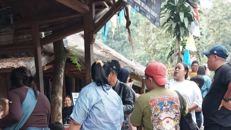 Turis Domestik Ramai-ramai ke Badui untuk Berburu Durian Lokal