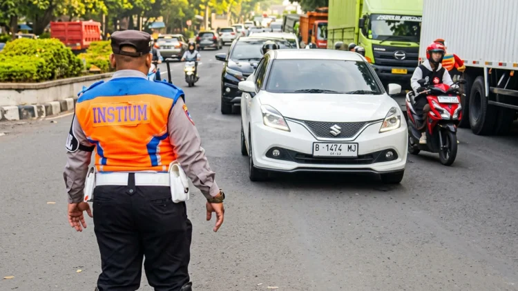 Jam Sibuk Truk Menepi