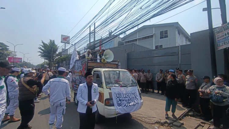 Massa FPI Datangi Distributor Miras Bandung, Tuntut Penutupan PT Adi Makmur Sentosa