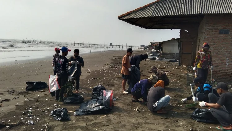 Warga Cemarajaya Kompak Bersihkan Butiran Minyak di Sepanjang Pantai