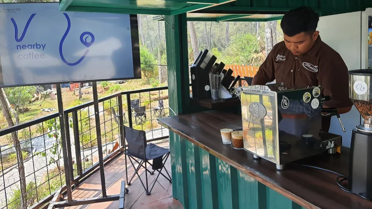Singgah ke Nearby Coffee, Dapatkan Sensasi Ngopi di Tengah Hutan Pinus Cikole 