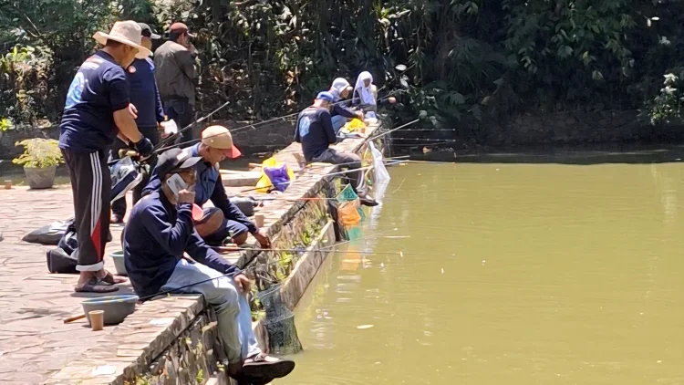 Fun Fishing ASN dan Wartawan Kota Bandung Salurkan 50 Paket Sembako untuk Lansia