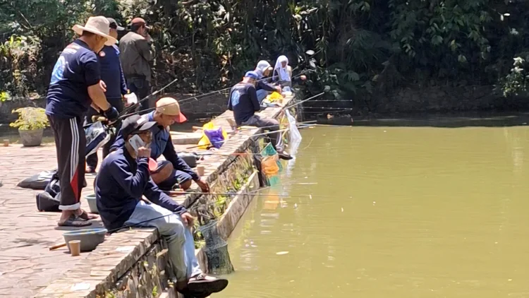 Mancing Bersama Sambil Berbagi