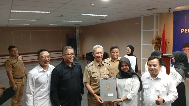 Pemkot dan Dewan Serahkan Ijazah Bagi Pelajar Prasejahtera