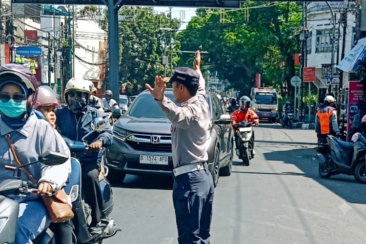 Bahu Jalan Bukan Parkiran